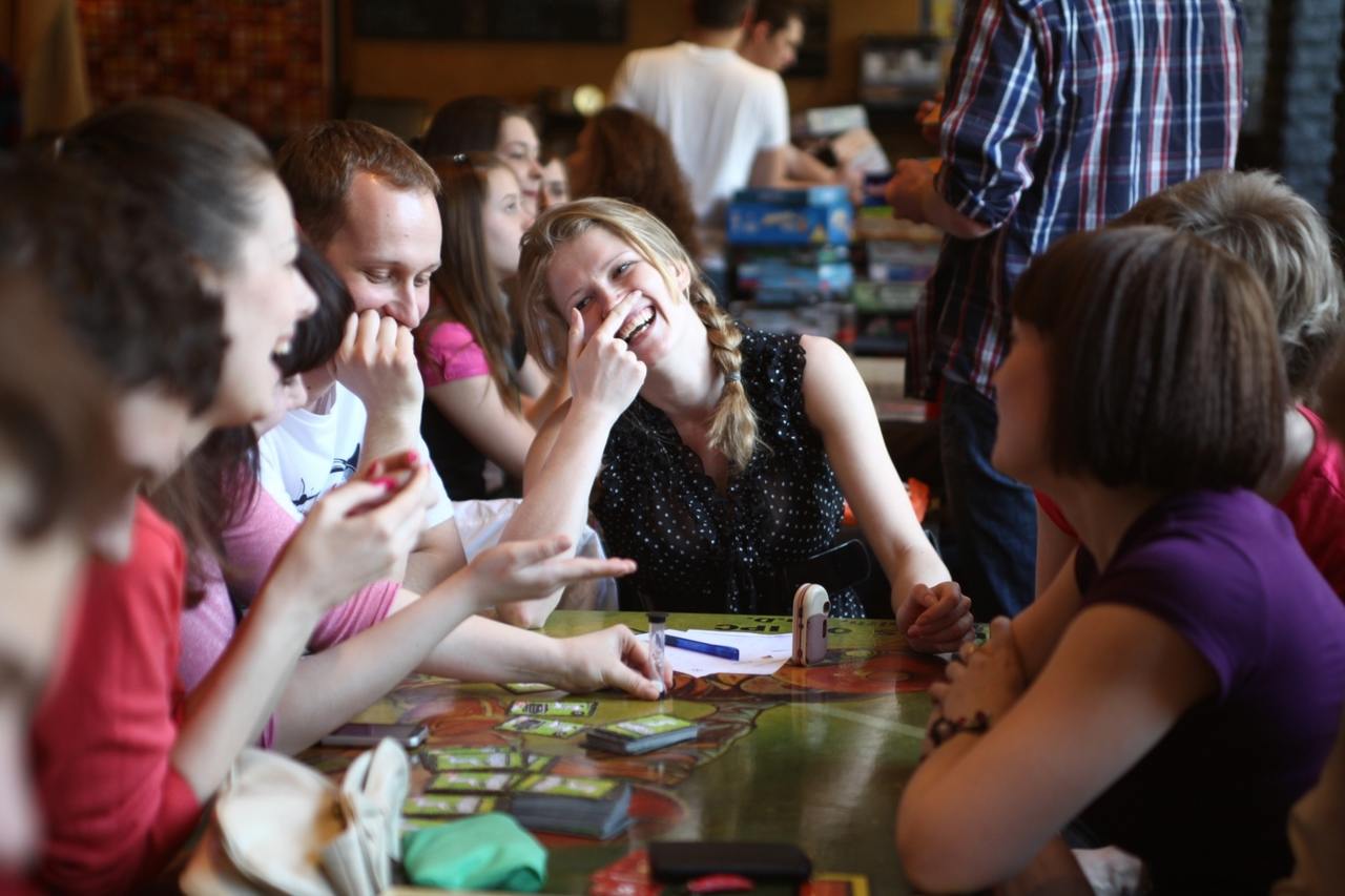 Le café confortable de Plinkocat et le club de jeux de société exclusif